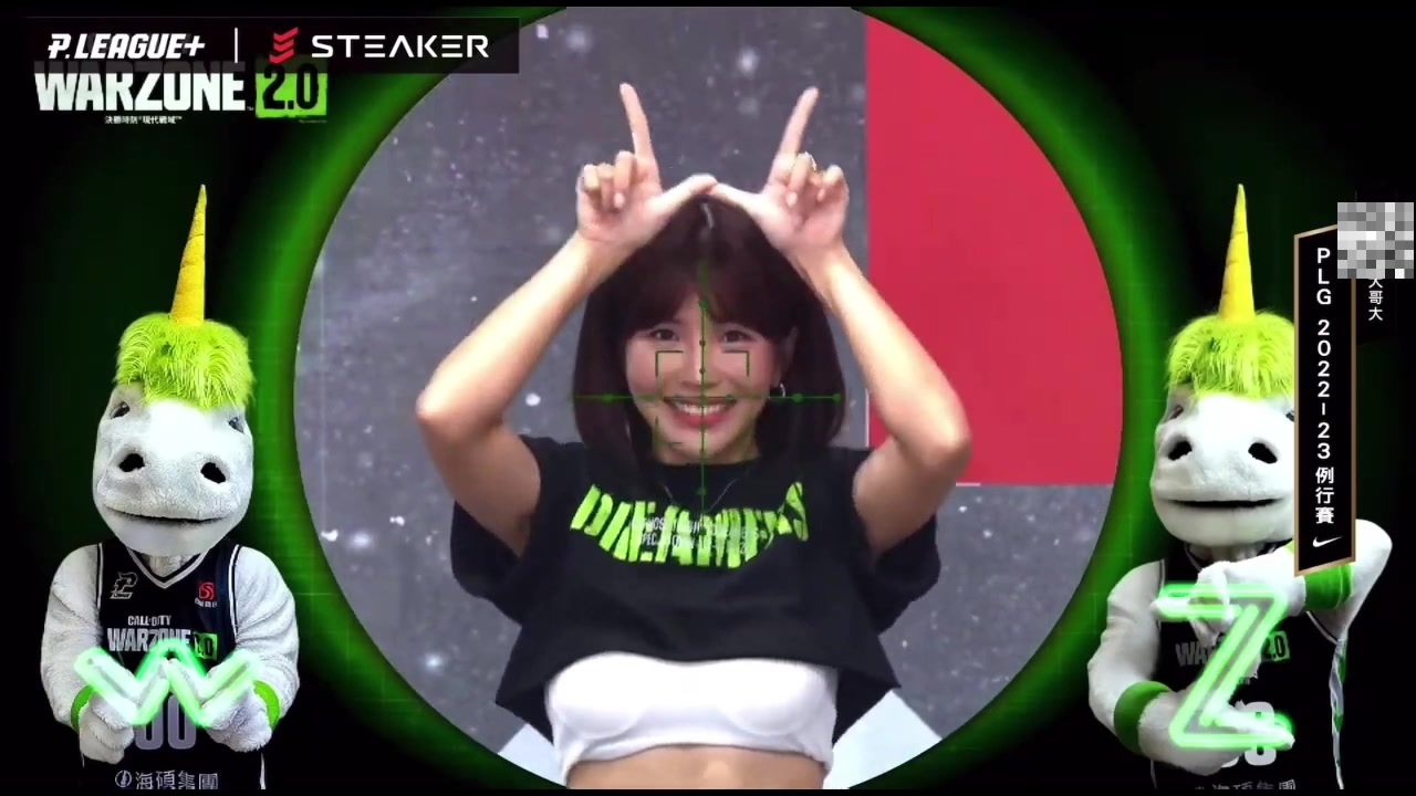 霍华德看了会不迷糊？中国台湾联赛啦啦队美女在镜头前互动