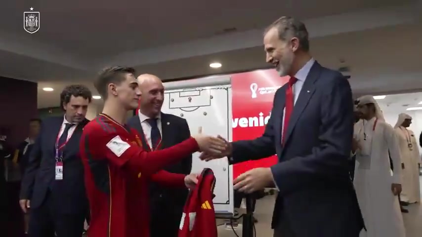 西班牙国王赛后探班获全队签名的加维球衣