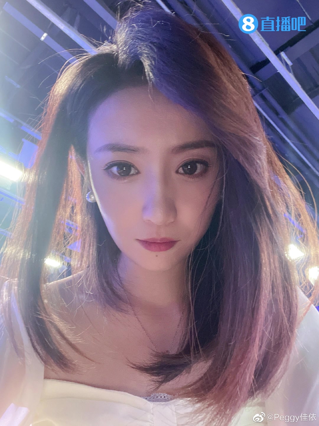 湖人被绝杀后，美女主播佳依发自拍，有点心累啊！