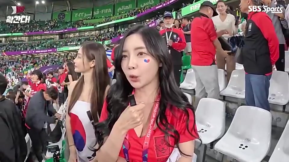 好看吗？韩国女网红世界杯被不少球迷求合影