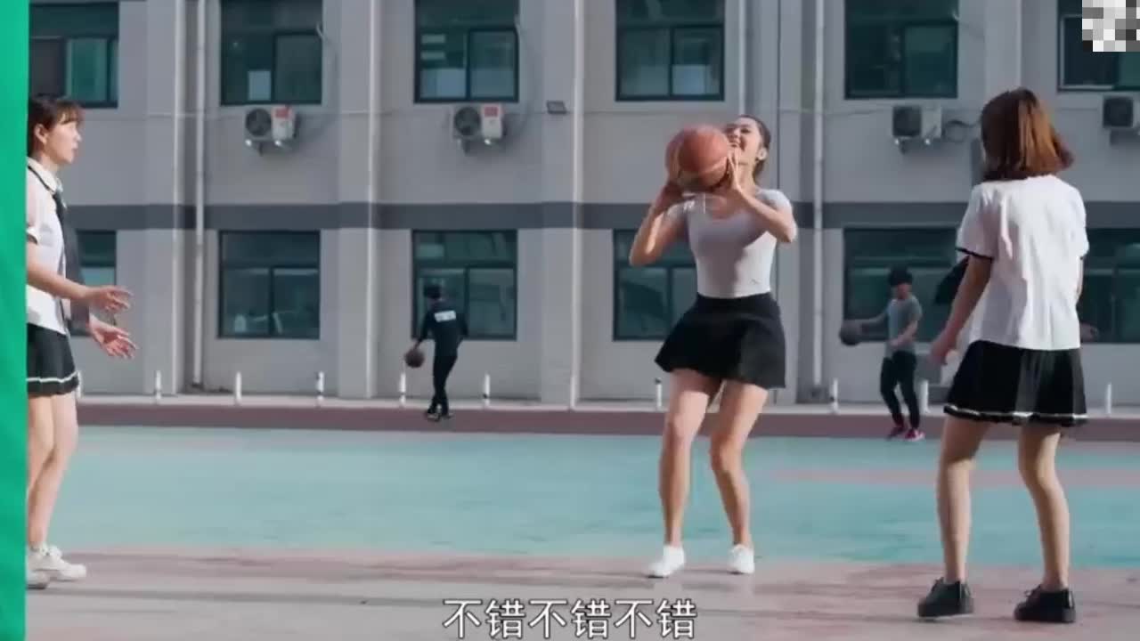 身材好也不能这样呀！小哥偷看学姐打球 浮想联翩狂流鼻血