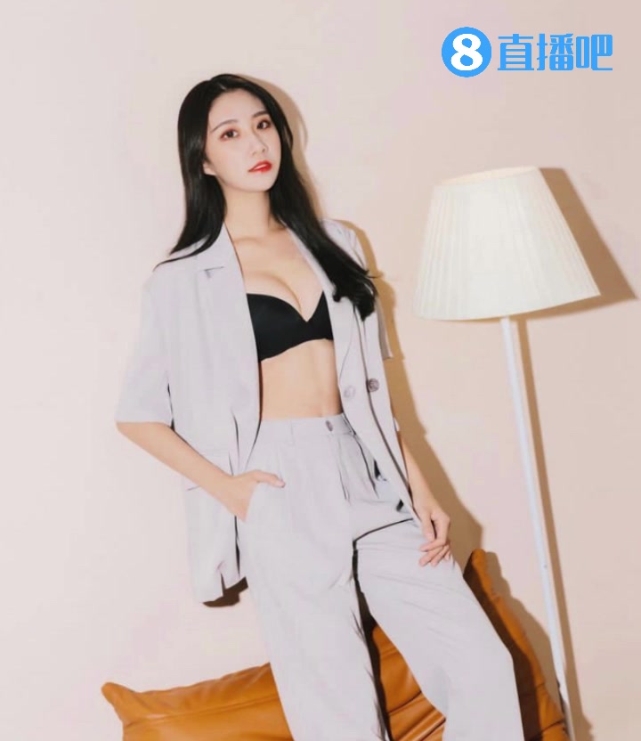 霍华德没戏了呀！Wendy晒与男友合照 看起来非常亲密