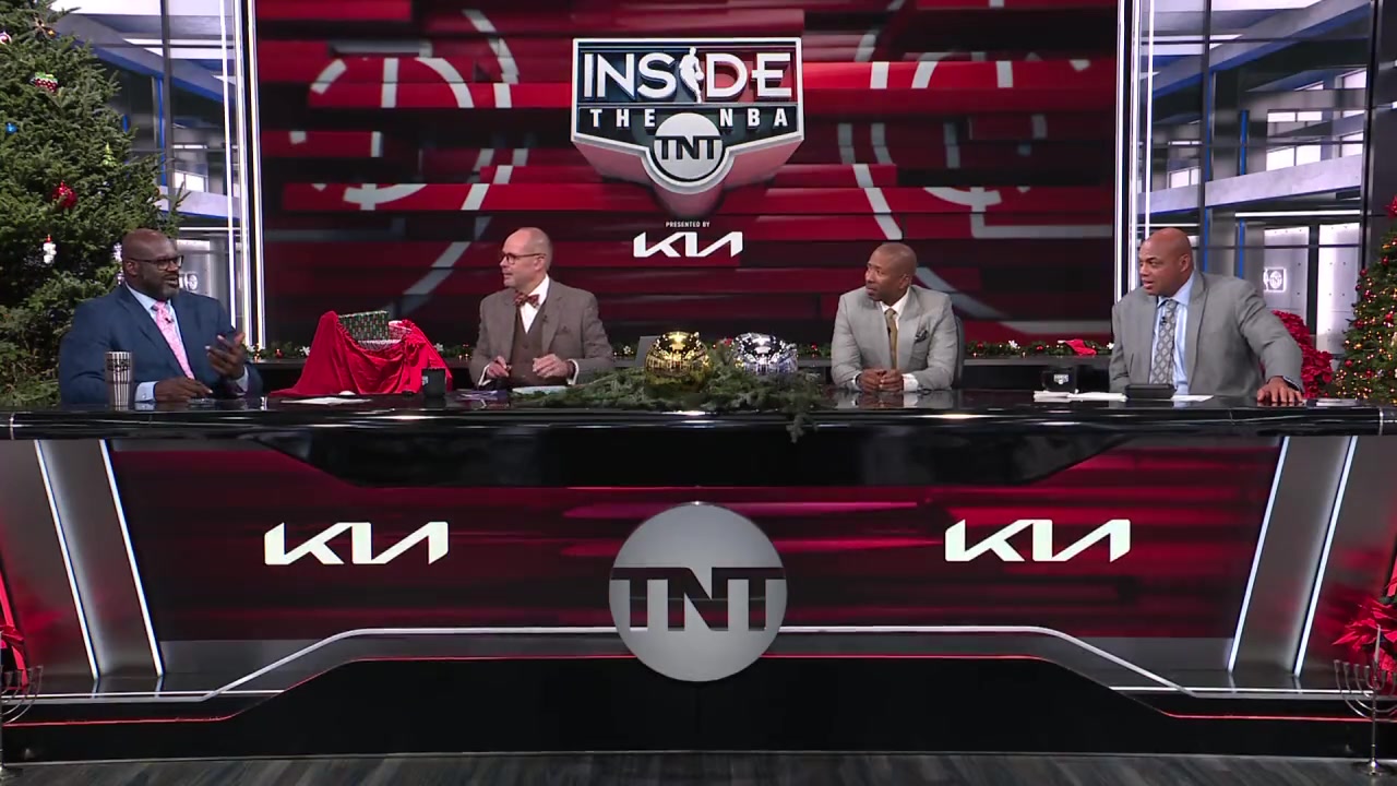 整活达人！奥尼尔试图复制库里全场投篮 结果将演播室砸个遍