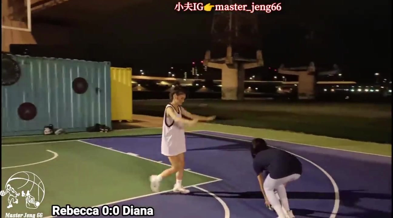 两个大长腿台妹单挑 解说：怎么还有一个穿长裤呢