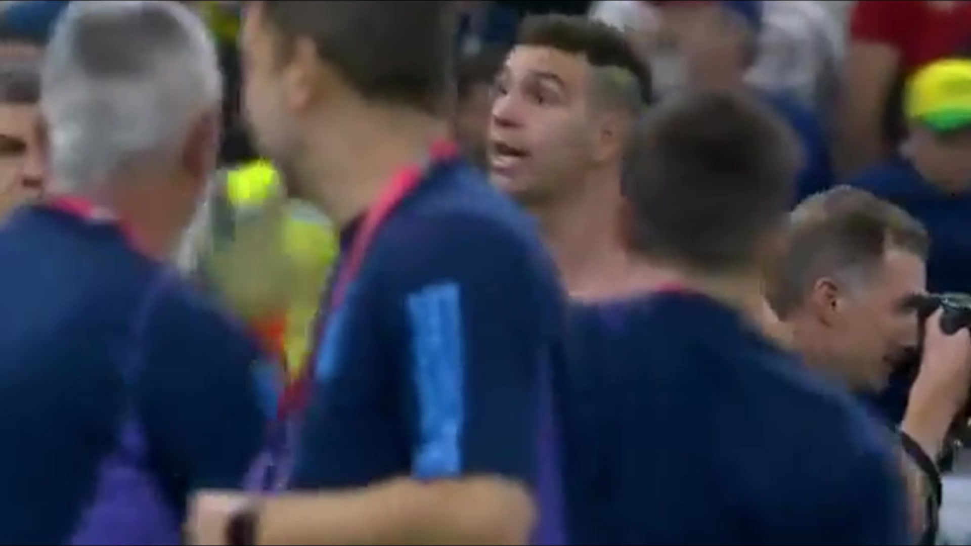 大马丁这是在骂谁？赛后马丁内斯离场时朝着一个人疯狂脏话输出！