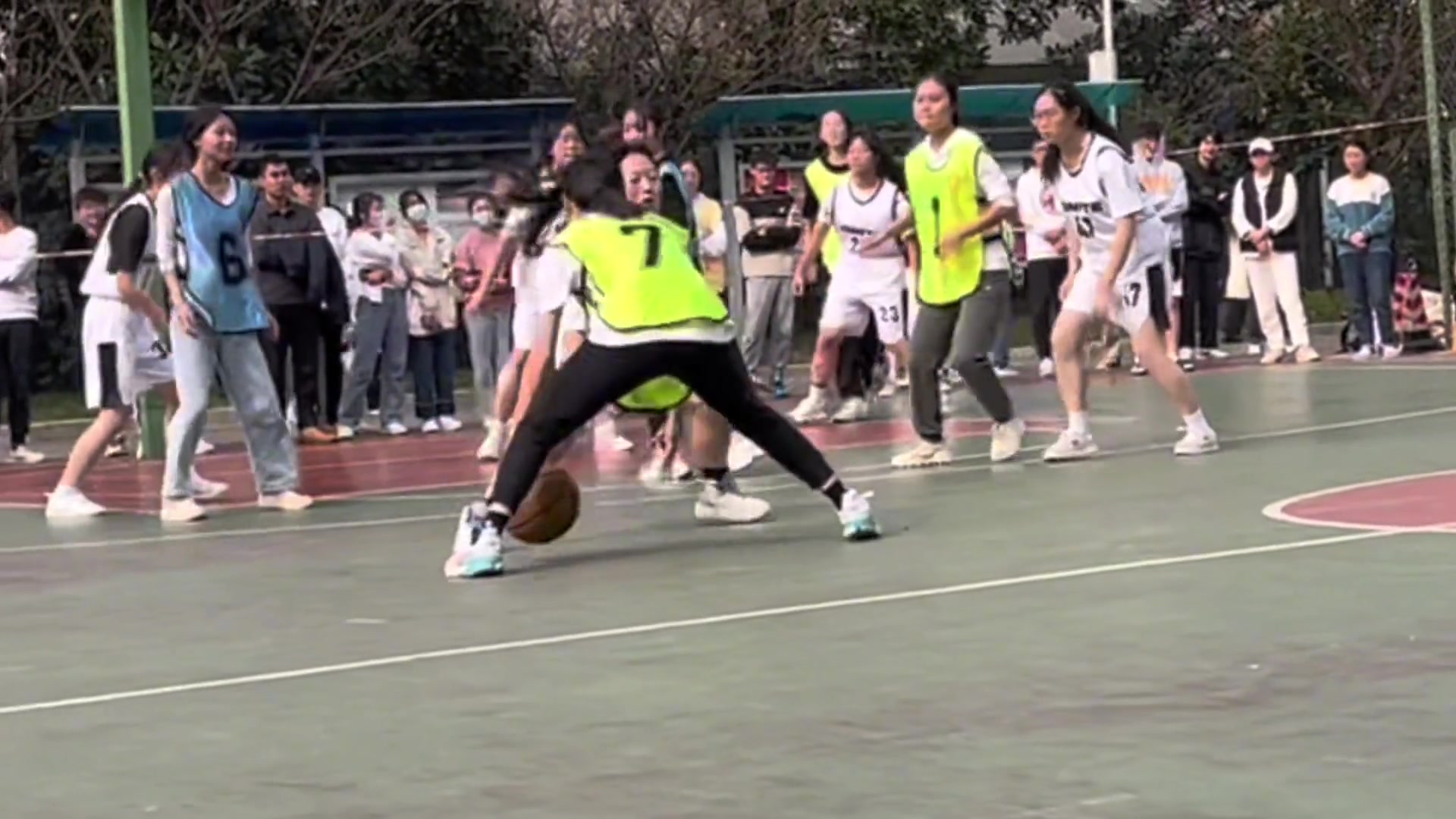 KD粉丝？高校篮球比赛7号姐姐真厉害 各种过人动作都会耍