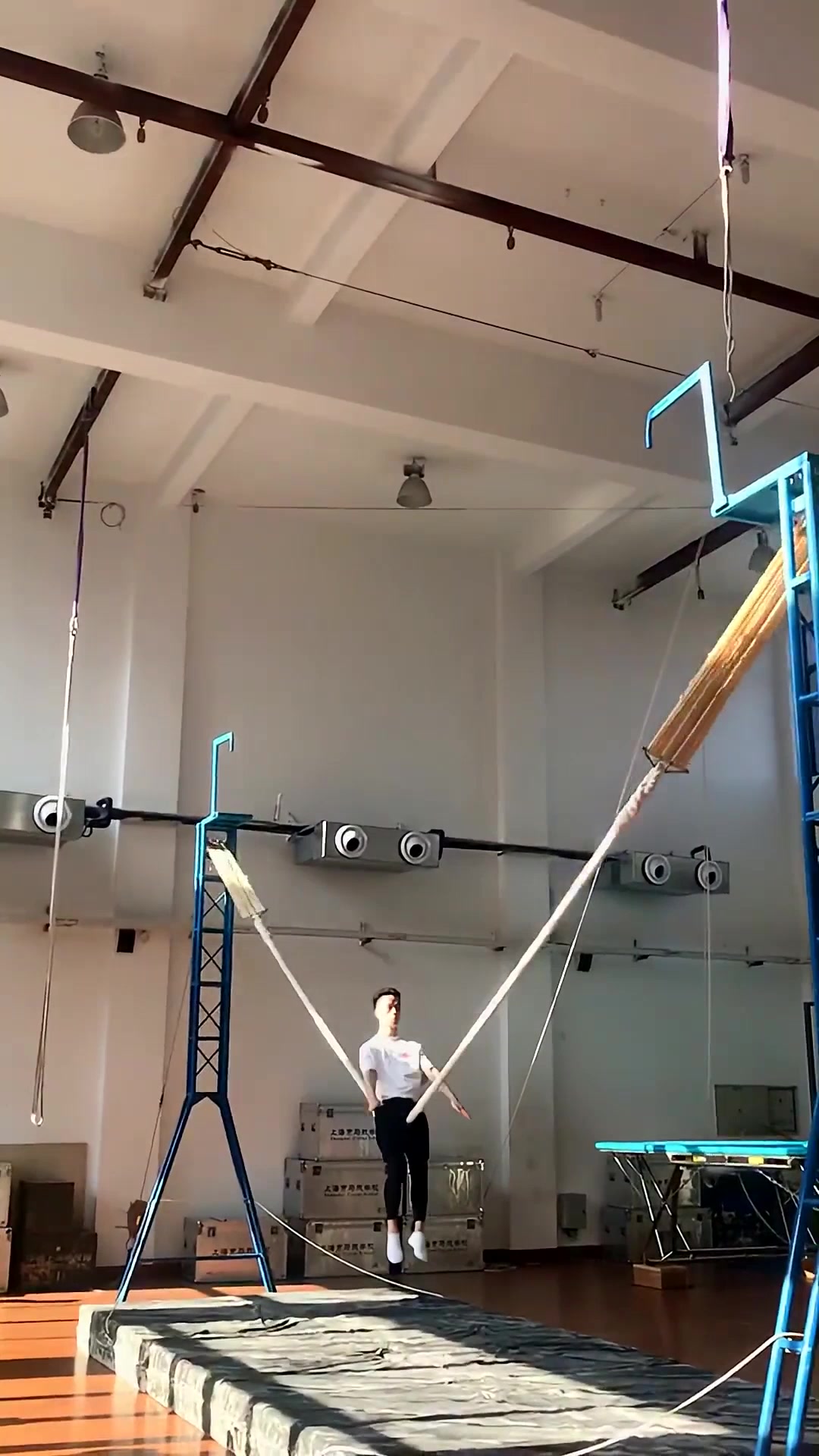 杂技团蹦绳铁裤子训练😂,一般人还真承受不住-直播吧