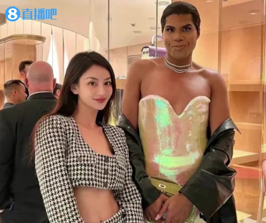 还记得这位美女吗？网友晒大长腿金诗迪与魔术师儿子合影照片