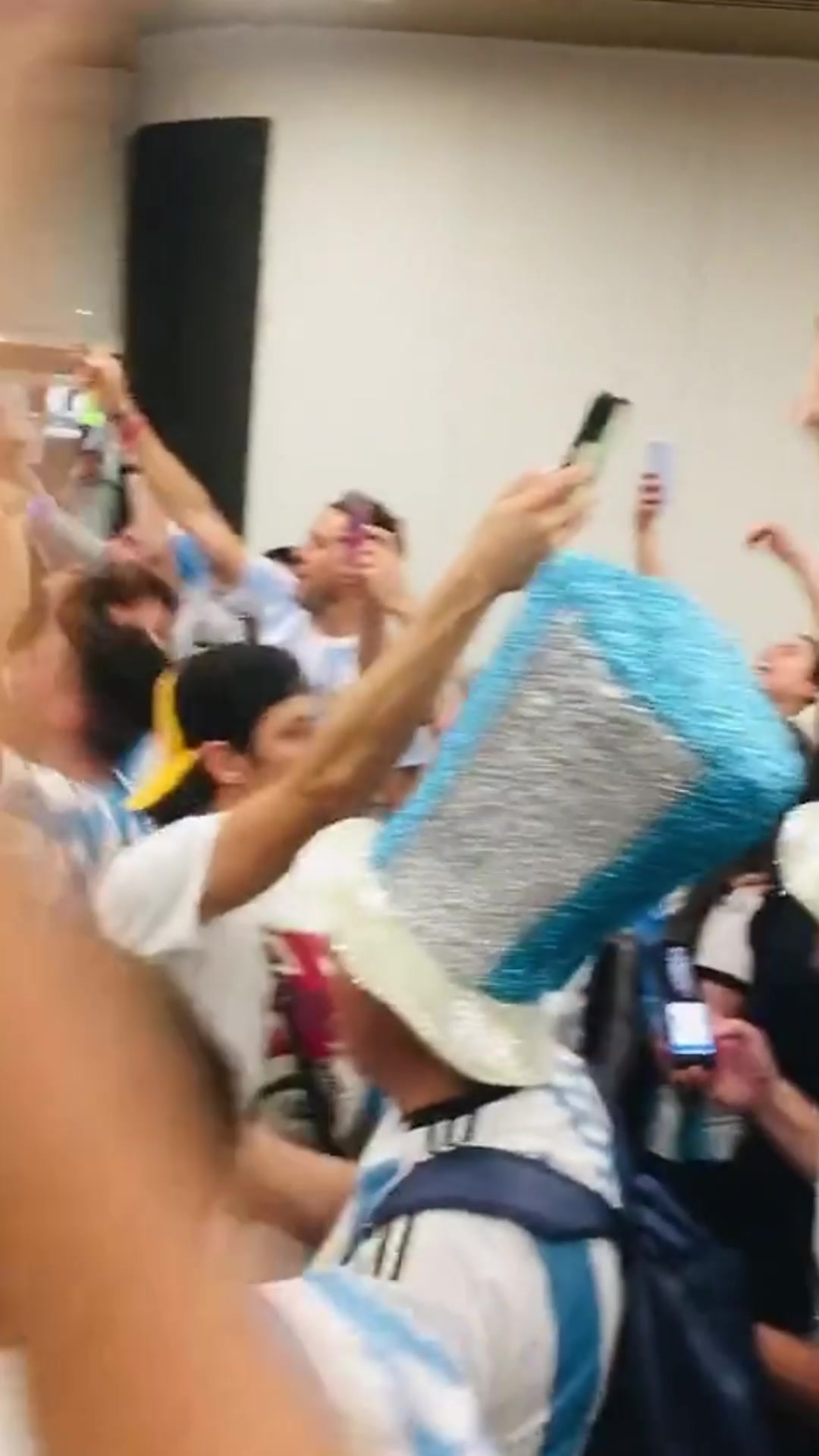 时隔8年再进世界杯决赛！阿根廷球迷载歌载舞！