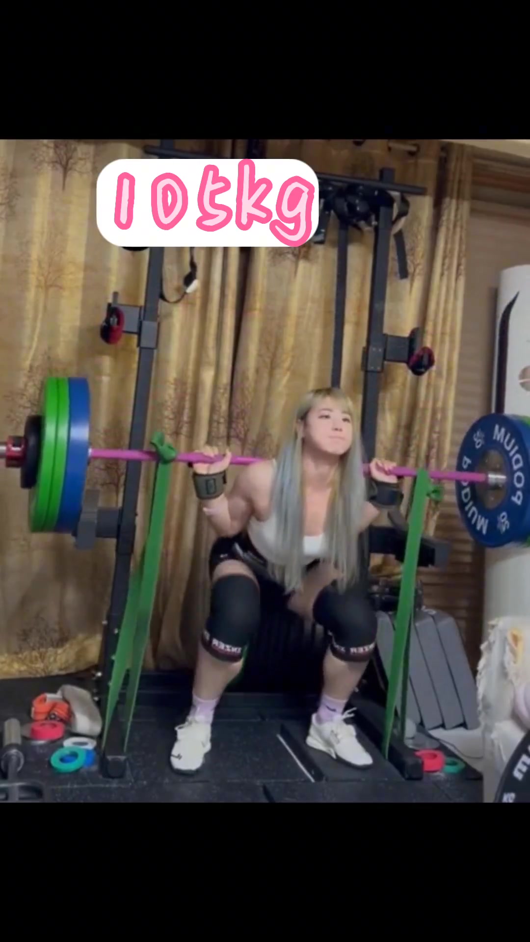 可爱小姐姐，弹力带深蹲105kg😮！ 直播吧 2197