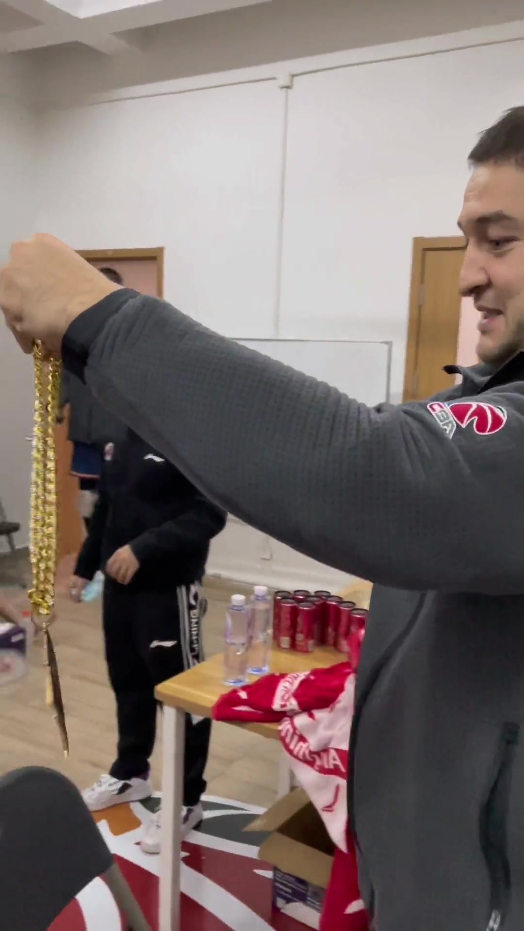 会玩！西热亲自为更衣室自选的和天津一战MVP皮特森戴上大金链子