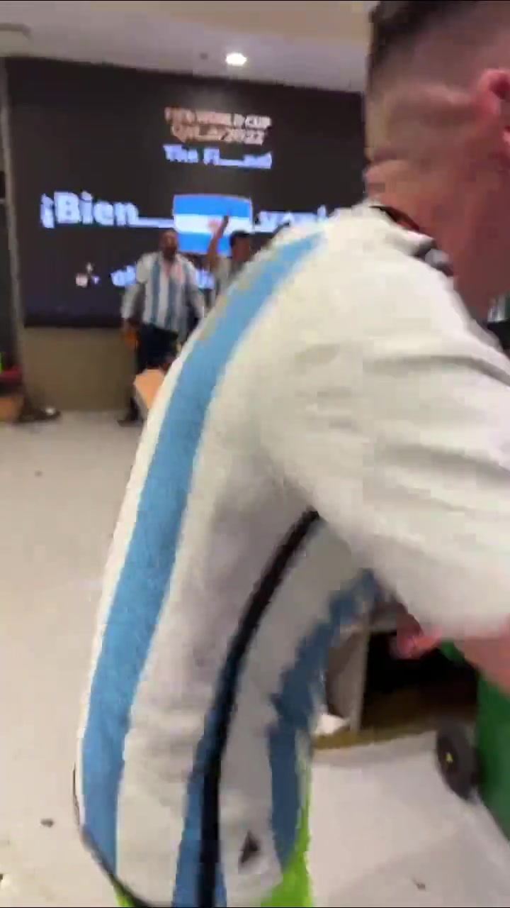 阿根廷更衣室开火车庆祝，大马丁：为姆巴佩默哀一分钟！