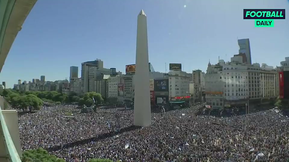 感受一下这火爆的气氛方尖碑广场聚集了大量球迷等待冠军游行