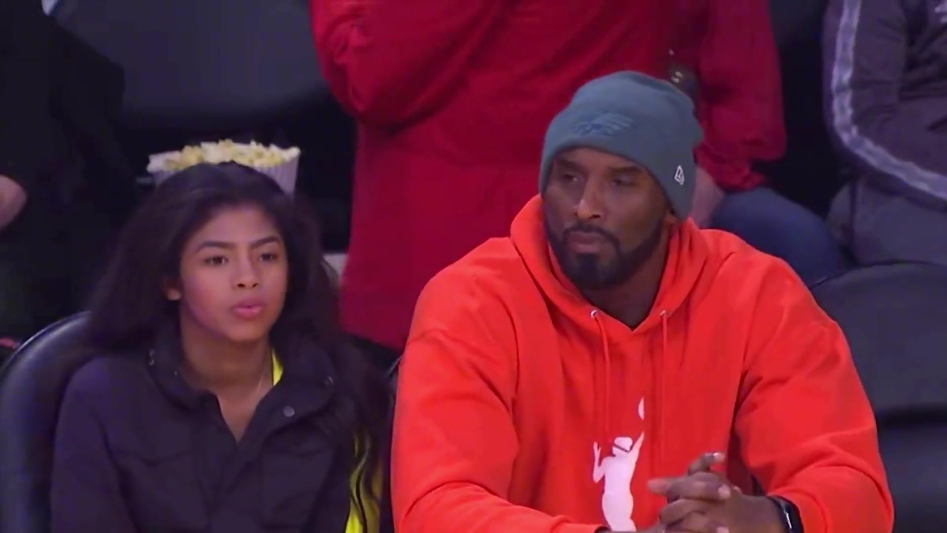 泪目！还记得科比最后一次造访斯台普斯的样子吗？