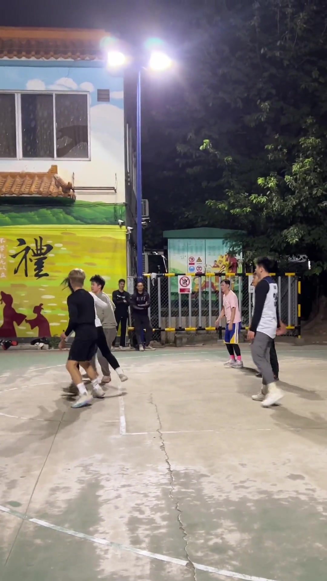 意识到位！民间野球场捕捉到一位混男人堆里的篮球小姐姐