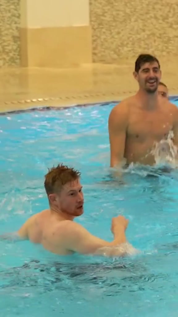 库尔图瓦水球放松训练中“痛击队友” 丁丁表情无比酸爽