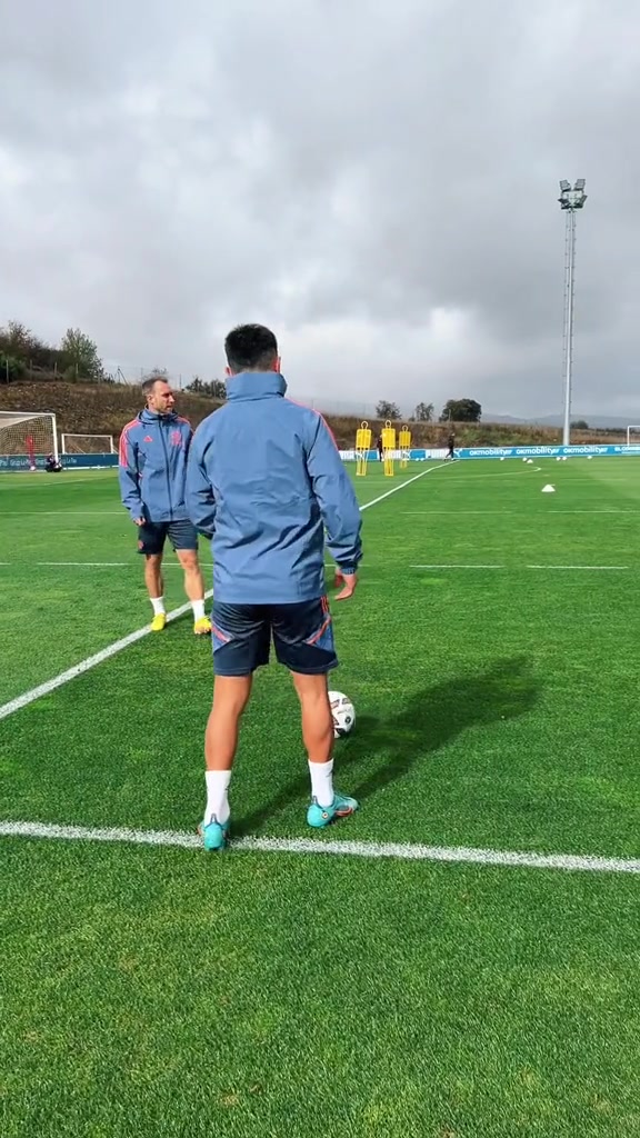 后卫也来秀脚法！利马训练场上给埃里克森演示花式起球