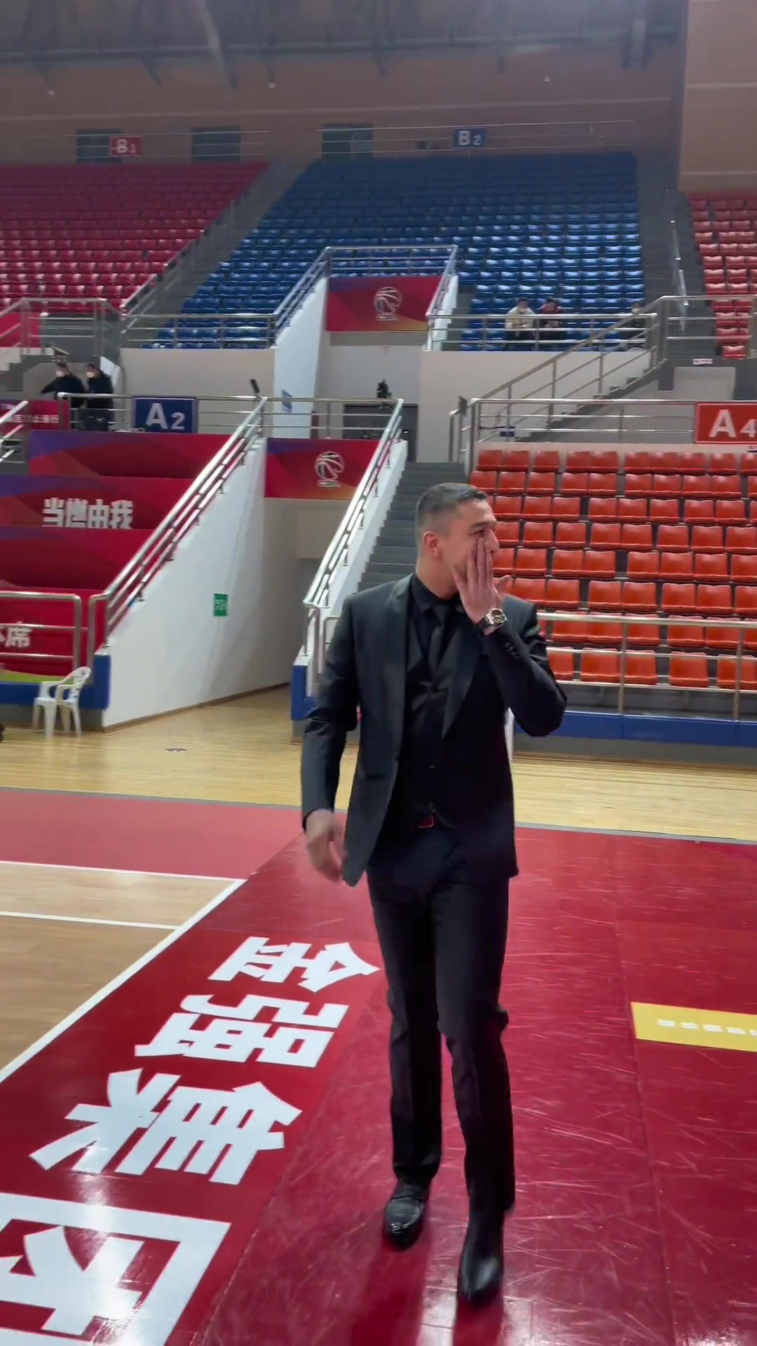 有点帅哈！主教练西热力江一身西装现身球场~