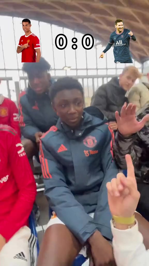 当记者问曼联青年队小队员选C罗or梅西？