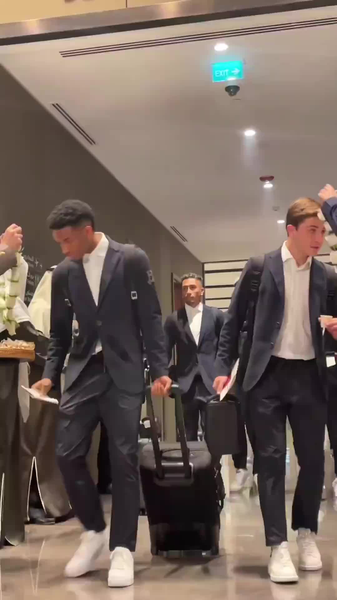 巴萨全员帅气西装抵达沙特