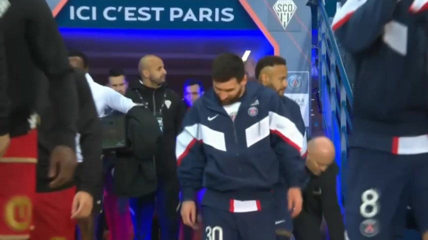 还是那个梅憨！开场时梅西差点被场边的烟花烫到手