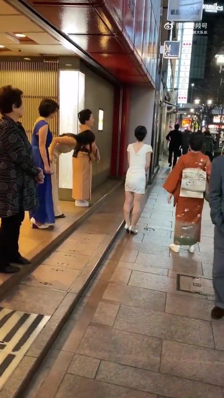 日本送客—鞠躬并目送客人直到客人走远看不到客人为止-直播吧