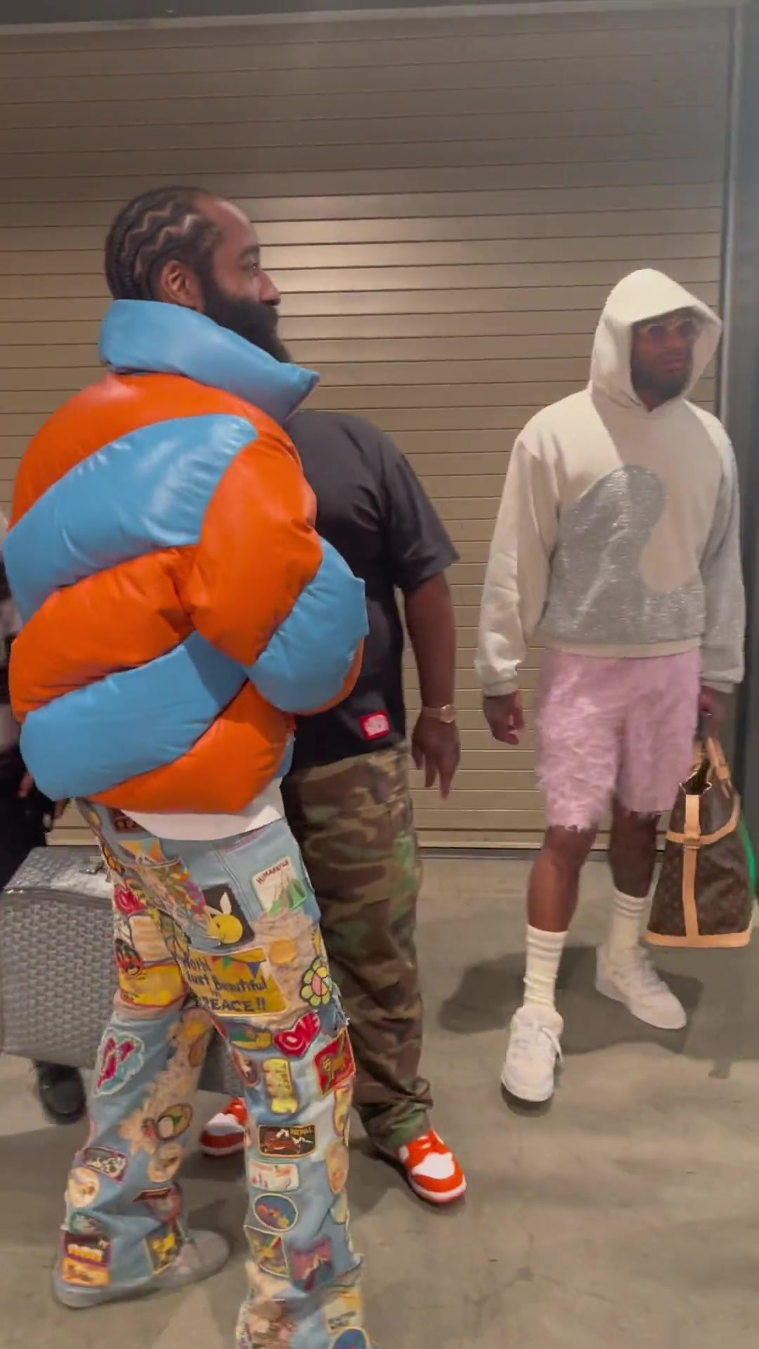 哟呵！登哥赛后穿的这一身够骚气啊！