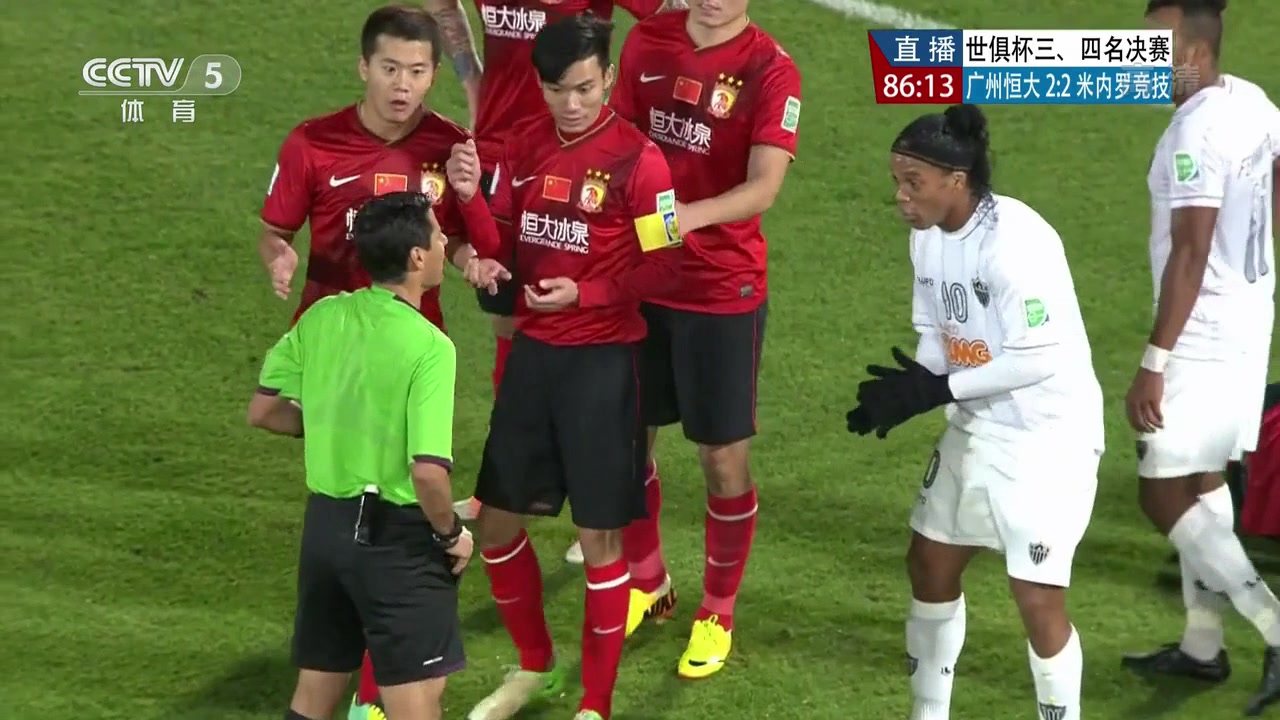 当年小罗被赵旭日踢怒了,报复性蹬踹染红离场!