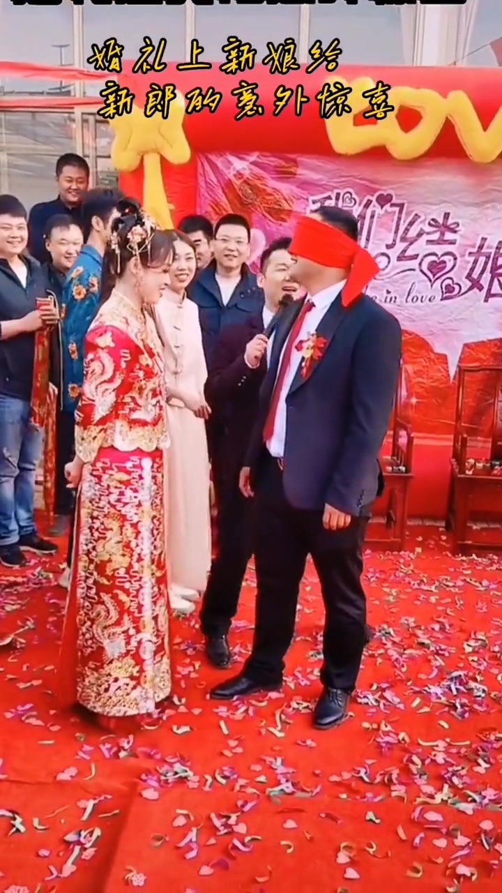 婚礼上 新娘给新郎的意外惊喜😂 直播吧