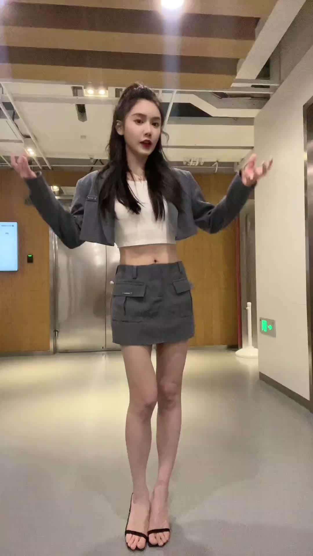 美娜电梯口小舞一段~-直播吧