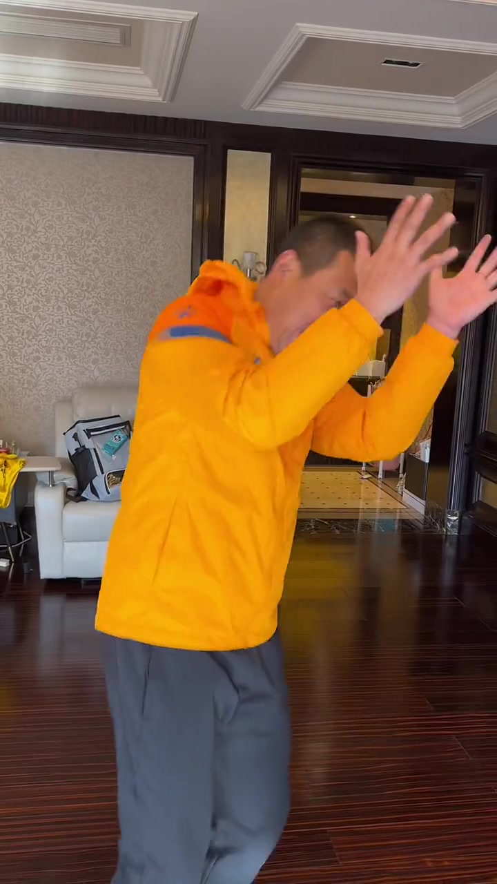 徐亮模仿陈戌源跳舞:陈戌源喜提银手镯一枚😂