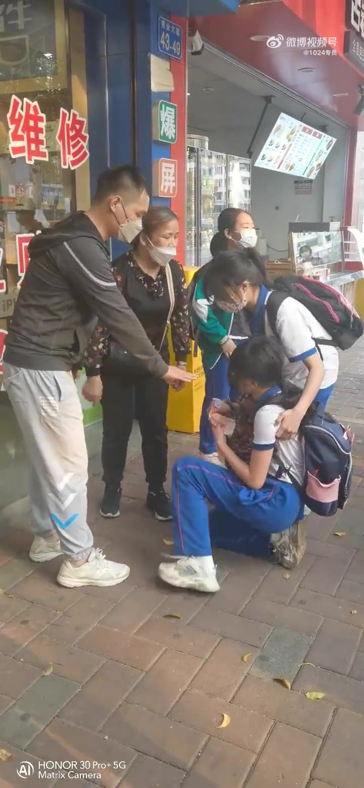 老太捡钱不承认,丢钱的女孩急得跪下了-直播吧