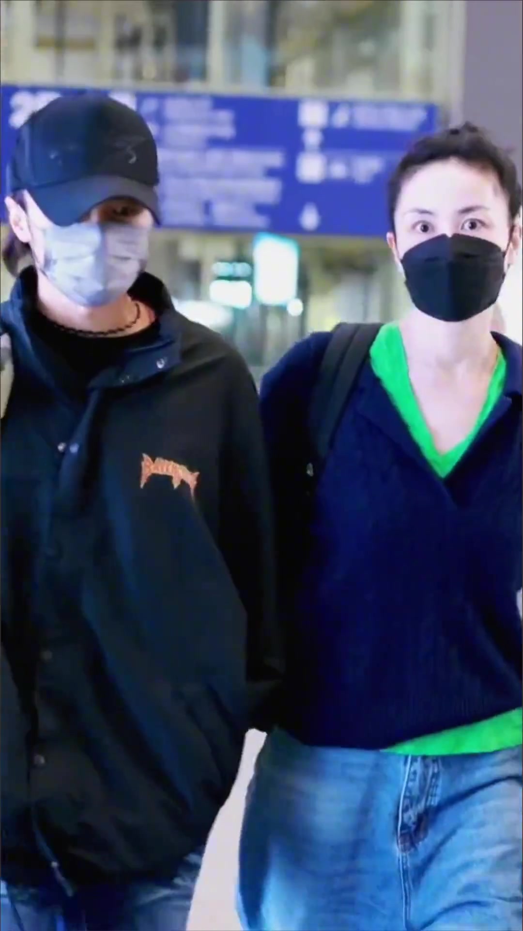 近日王菲和谢霆锋手牵手出现在北京机场，力破不和传闻，恩爱有加 - 头条汇