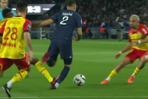[红牌罚下] 大巴黎多一人作战！萨梅德蹬踏阿什拉夫小腿被红牌罚下！