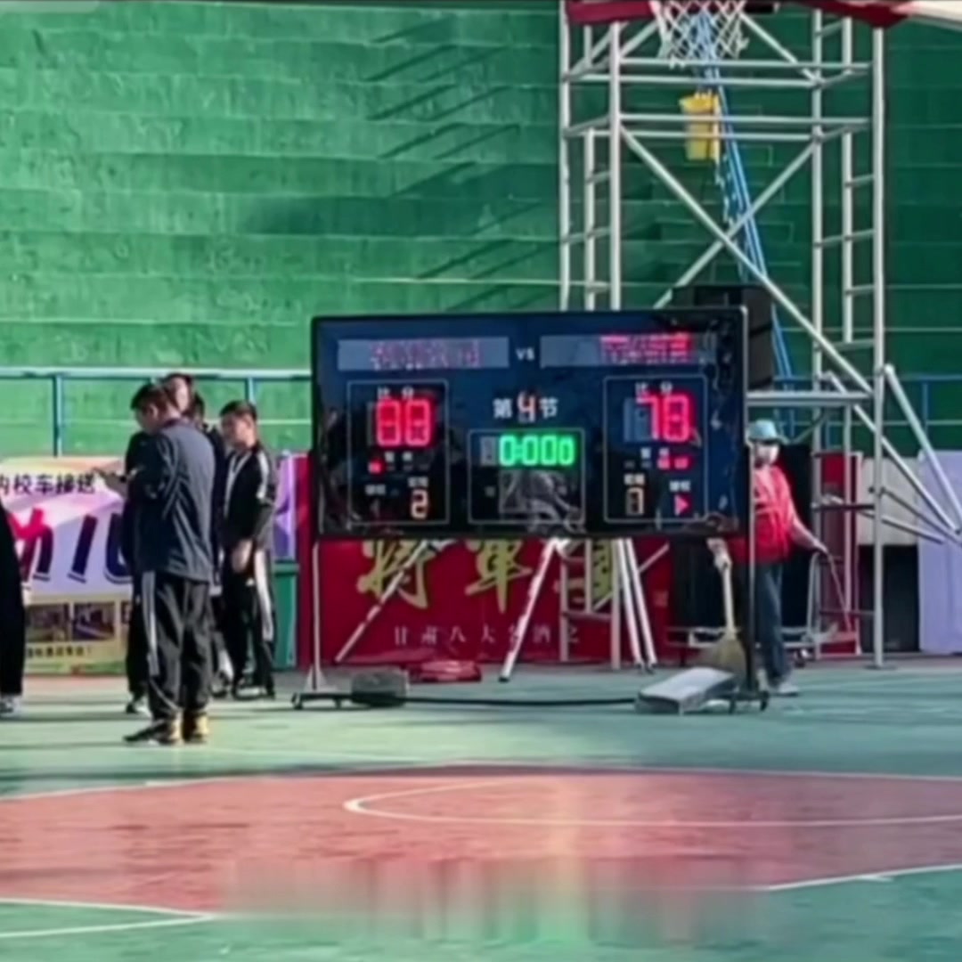 辽宁男篮与上海队的比赛结束后，球迷呼吁：这3名球员该离开CBA了_上海男篮_张镇_1