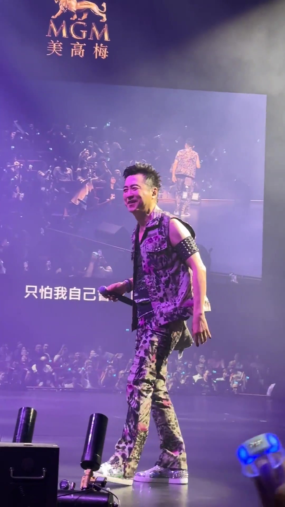 62岁的庾澄庆的演唱会现场，还是那么帅啊！-直播吧
