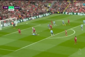 [进球视频] 利物浦1-0领先！范迪克门前头球摆渡，萨拉赫插上抢点破门