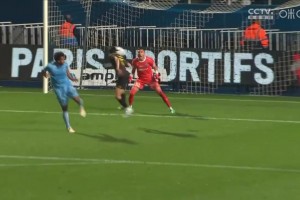 [进球视频] 维拉蒂左路送传中 维蒂尼亚头球被扑后腿挡进球门！