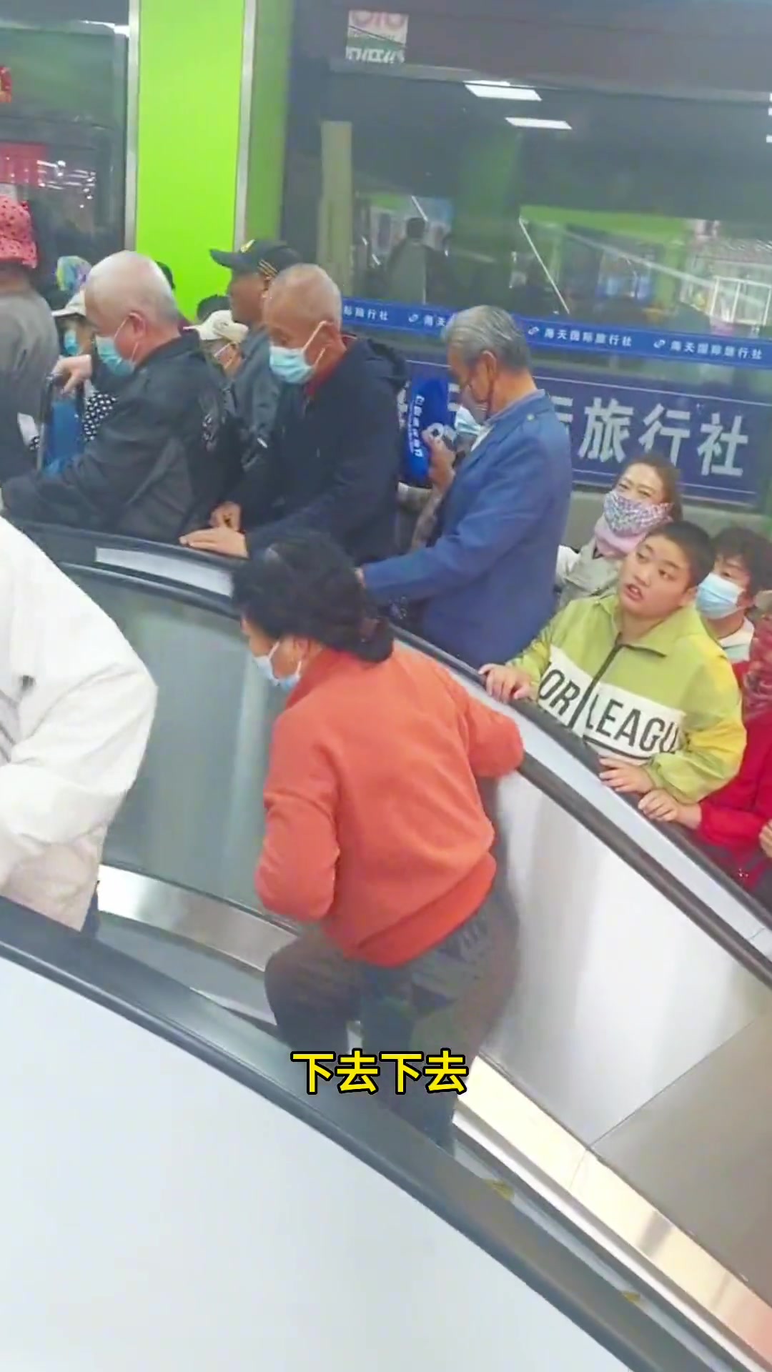 超市促销,大爷大妈们从电梯逆行硬闯,员工喊破喉咙都拦不住-直播吧
