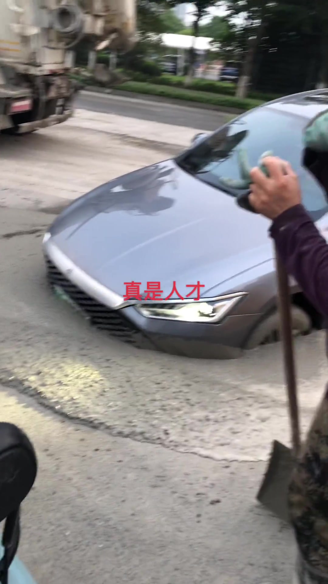 广西柳州男子把车开上别人家房顶 接下来举动错上加错_社会_长沙社区通