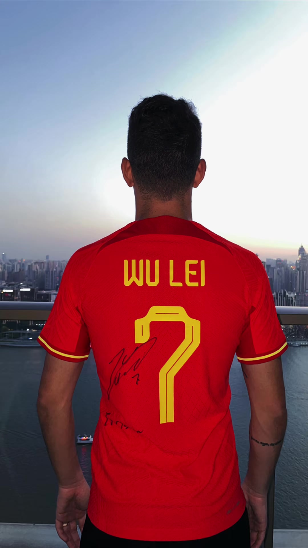 拿到就穿上了!奥斯卡社媒晒出武磊赠送的国家队亲签球衣!