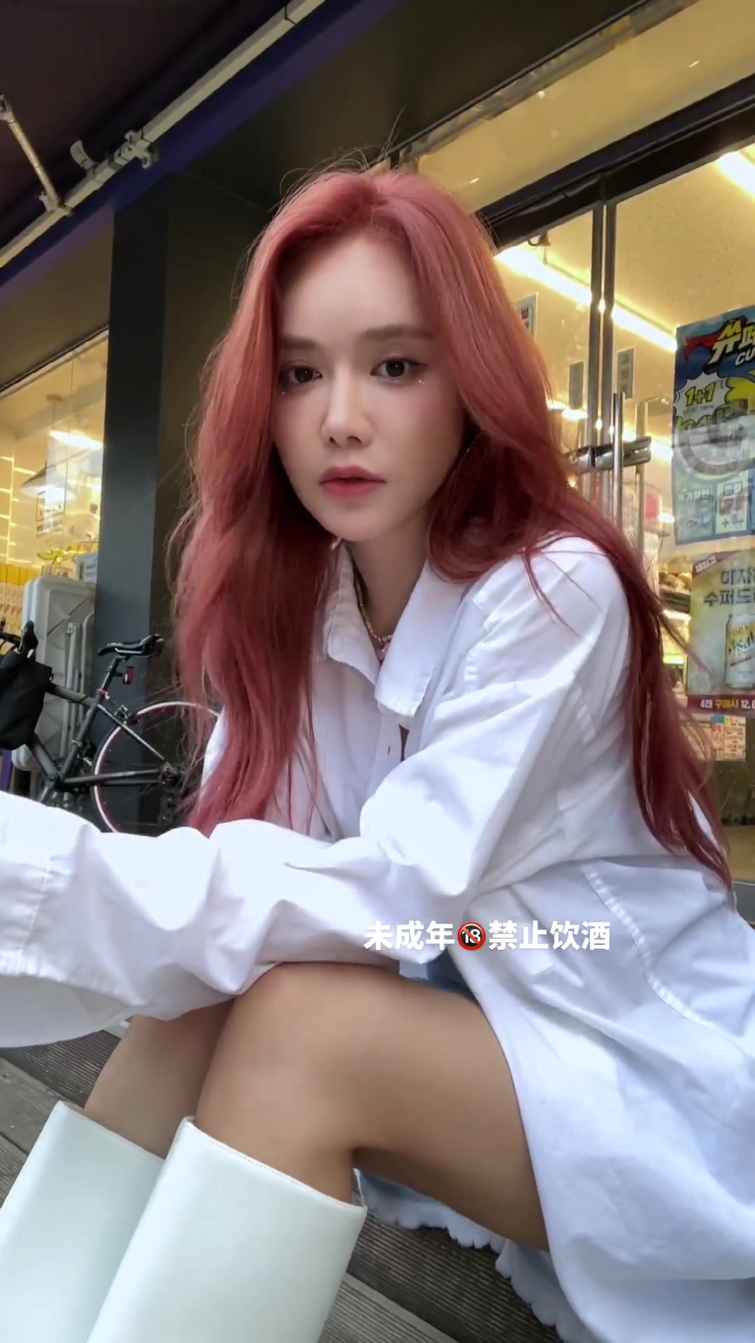美娜晒最新造型：为新发色着迷一下-直播吧