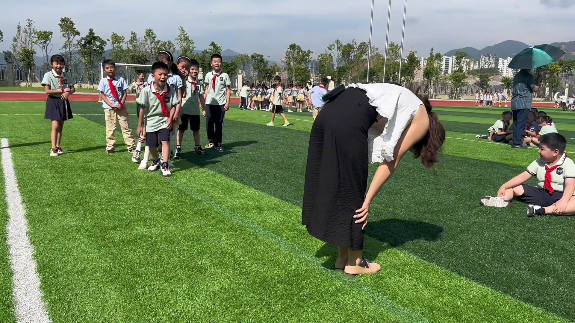 俯首甘为孺子牛?这个女老师是真能处!👍-直播吧