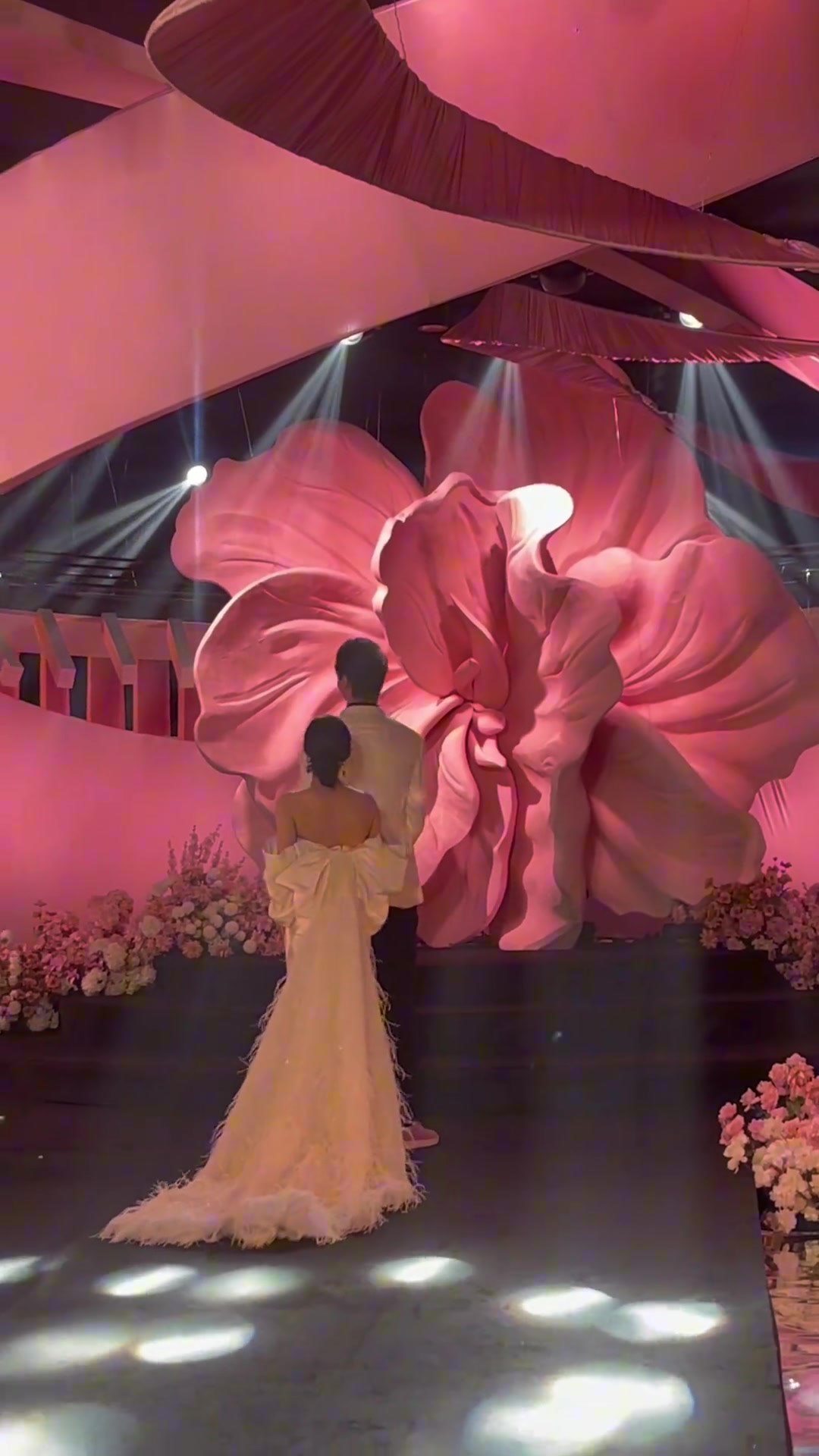 王哲林婚礼现场花絮!妻子在读对白时 情到深处忍不住流泪