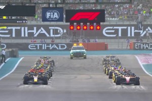 F1收官战：维斯塔潘阿布扎比4连冠！梅奔获车队亚军 周冠宇第17