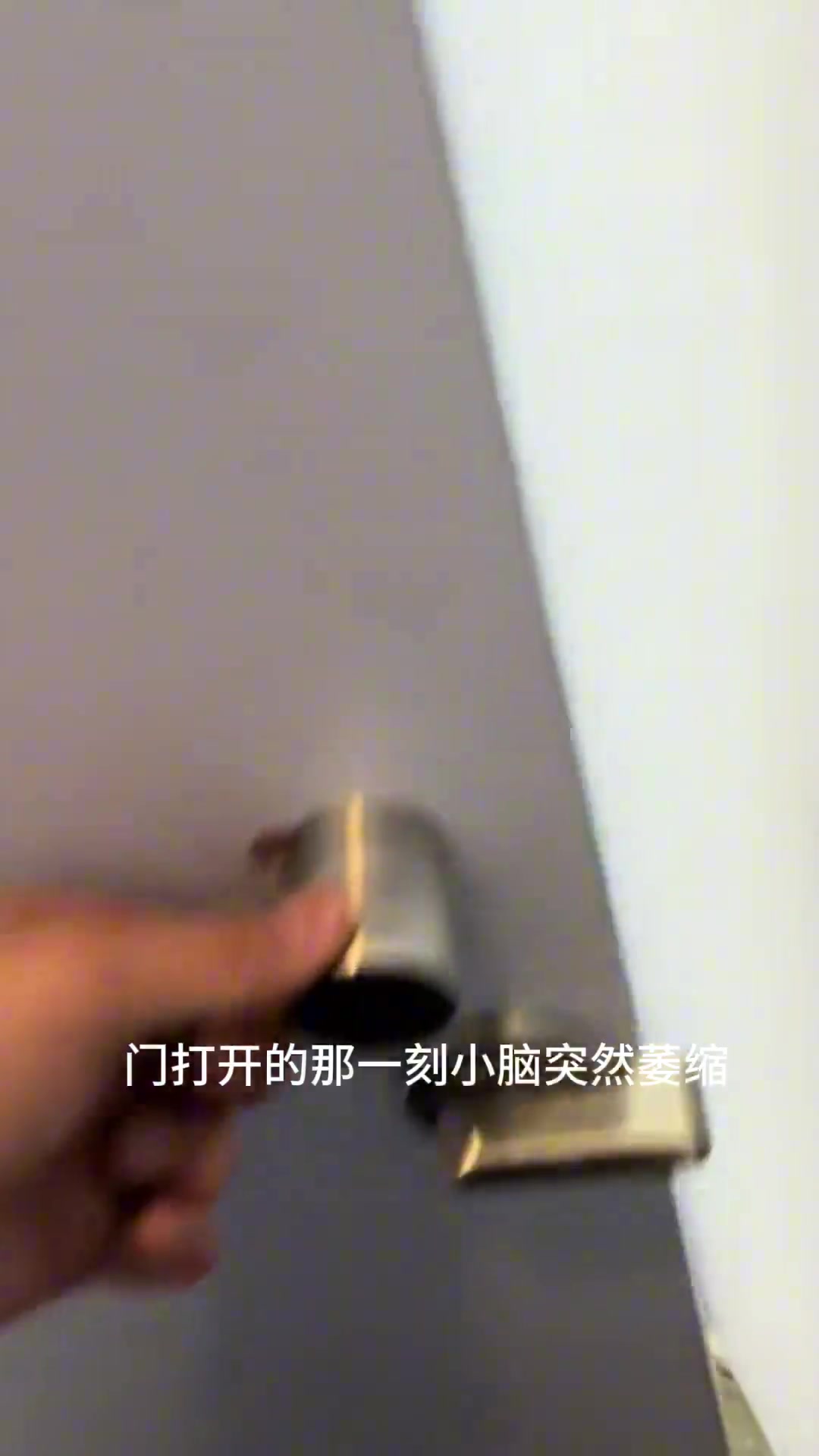 到底谁设计的?门开的那一刻小脑突然萎缩了-直播吧