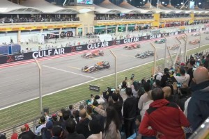F1巴林站：红牛一二带回，维斯塔潘新赛季首冠；周冠宇憾失积分