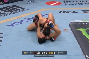 打满五回合UFC中国德比：张伟丽胜闫晓楠，卫冕草量级冠军！