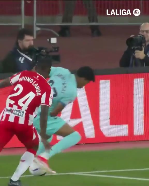 灵性小伙！亚马尔这个底线过人帅的飞起