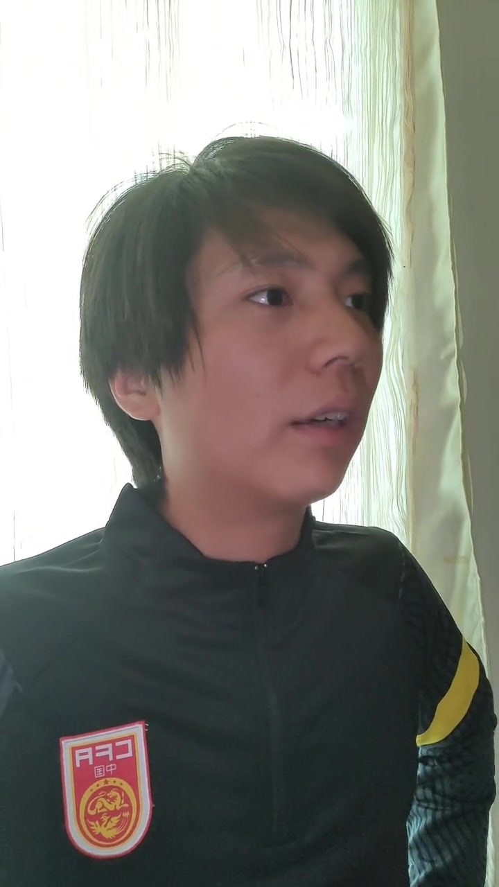 模仿到精髓网名为“李铜”的网友模仿李铁，吹头发太形象了